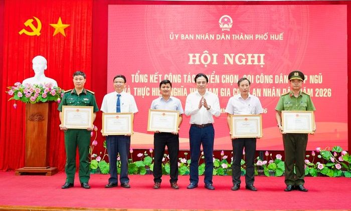Chủ tịch UBND thành phố Nguyễn Khắc Toàn khen thưởng 5 tập thể có thành tích xuất sắc trong công tác tuyển quân năm 2026