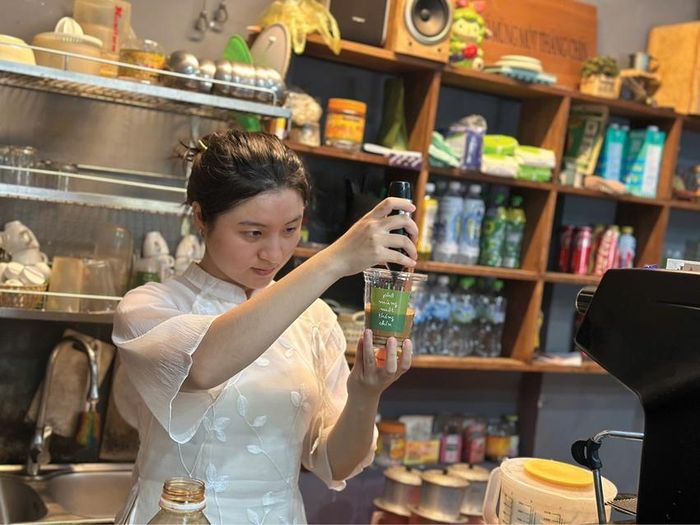 Hải Châu, sinh viên năm hai, Trường Đại học Sư phạm, Đại học Huế nhân viên pha chế, phục vụ tại quán cà phê và gia sư cho học sinh, trong dịp hè
