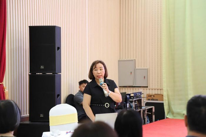 Tiến sĩ, Luật sư Đỗ Ngân Bình truyền đạt chuyên đề "Hướng dẫn áp dụng các văn bản pháp luật mới về quyền và nghĩa vụ của người lao động".