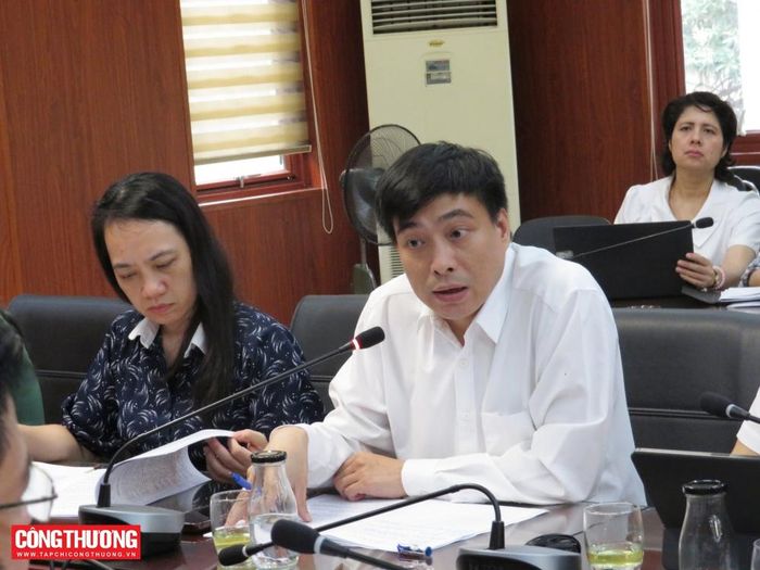 Ông Bùi Nguyễn Anh Tuấn - Phó Cục trưởng Cục Quản lý và phát triển thị trường trong nước trao đổi tại buổi làm việc