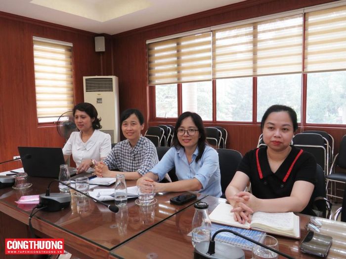 Các đại biểu tham gia buổi làm việc.