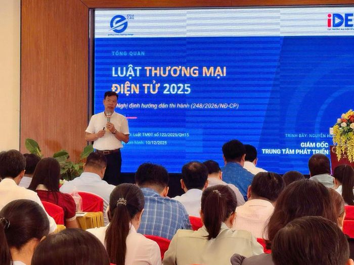  Ông Nguyễn Hữu Tuấn - Giám đốc eComDX chia sẻ tại Hội nghị 