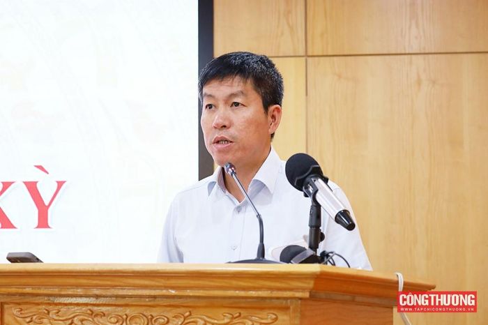 Theo ông Chu Thắng Trung, để hỗ trợ doanh nghiệp, Cục Phòng vệ thương mại tiếp tục nâng cao hiệu quả hệ thống cảnh báo sớm về phòng vệ thương mại, trên cơ sở theo dõi diễn biến nhập khẩu của từng mặt hàng và từng thị trường, kịp thời cung cấp thông tin cảnh báo đến cho doanh nghiệp chủ động chuẩn bị trước khi các vụ việc điều tra phòng vệ thương mại phát sinh