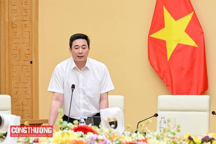 Vụ trưởng Vụ Pháp chế Ngô Đức Minh báo cáo tại cuộc họp