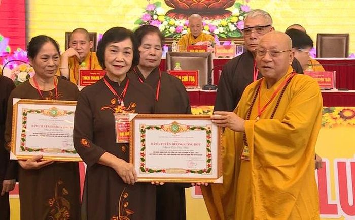 Ban Trị sự GHPGVN tỉnh Tuyên Quang tặng Bằng tuyên công đức đến các cá nhân có thành tích xuất sắc trong công tác Phật sự, nhiệm kỳ 2022-2027