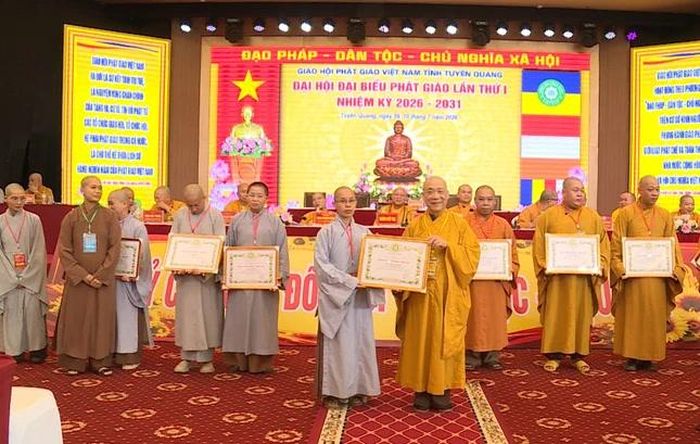 Hòa thượng Thích Bảo Nghiêm tặng Bằng Tuyên dương công đức của TƯGH