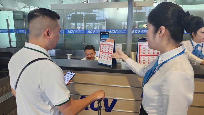Hành khách tỏ ra hài lòng khi các thủ tục được làm một cách nhanh chóng và nhân viên phục vụ tận tình hướng dẫn.