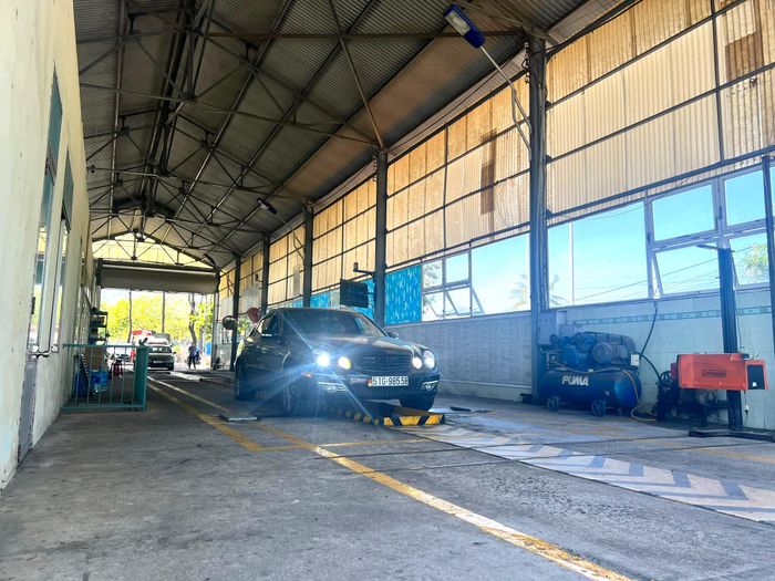 Dự thảo quy chuẩn bổ sung loạt lỗi về kính cửa, kính chắn gió, gạt nước nếu mắc phải, ô tô sẽ bị trượt đăng kiểm (ảnh minh họa).