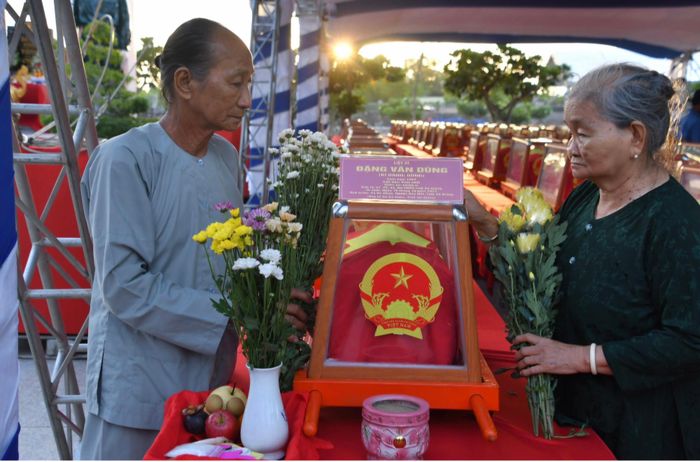 Ông Đặng Văn Hùng và bà Đặng Thị Bé là anh chị ruột bên linh cữu hài cốt em trai là liệt sĩ Đặng Văn Dừng (Dũng) do Đội K93 quy tập, xác định danh tính và an táng tại nghĩa trang Dốc Bà Đắc.
