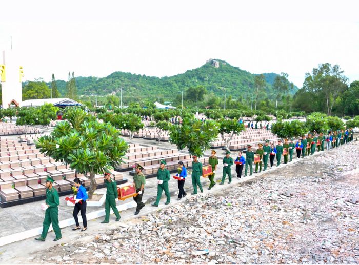 Di quan đưa các hài cốt liệt sĩ đến nơi an nghỉ trên đất mẹ Việt Nam.