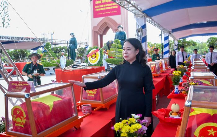 Phó Chủ tịch nước Võ Thị Ánh Xuân tại buổi an táng các liệt sĩ.