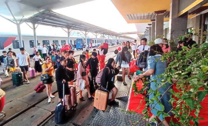 Tàu hút khách du lịch, đưa sản lượng, doanh thu vận tải hành khách đường sắt tăng trưởng tích cực (Ảnh: minh họa).