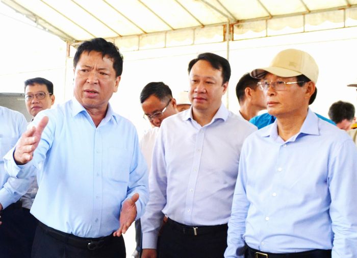 Bộ trưởng Trần Hồng Minh yêu cầu chủ đầu tư, nhà thầu huy động tối đa nhân lực, máy móc, thiết bị và vật tư, "tăng ca, tăng kíp" tổ chức thi công quyết liệt để bảo đảm tiến độ đến 30/11.