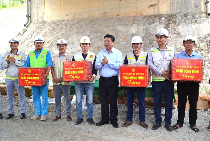 Bộ trưởng Trần Hồng Minh tặng quà cho cán bộ, công nhân thi công dự án cao tốc đoạn Cam Lộ - La Sơn.