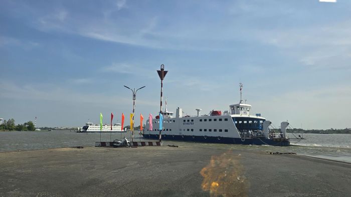 Sông Hậu thuộc tuyến đường thủy nội địa tỉnh An Giang. Trong ảnh: Bến phà An Hòa trên sông Hậu nối đôi bờ Long Xuyên - An Hòa, tỉnh An Giang.