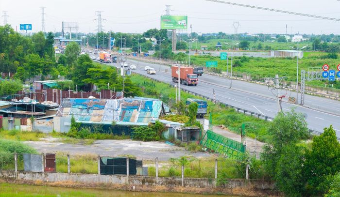 Nhà dân, trụ điện trung thế, bano quảng cáo, bảng hiệu... nằm trong phạm vi mặt bằng dự án cản trở việc tổ chức thi công của các nhà thầu.