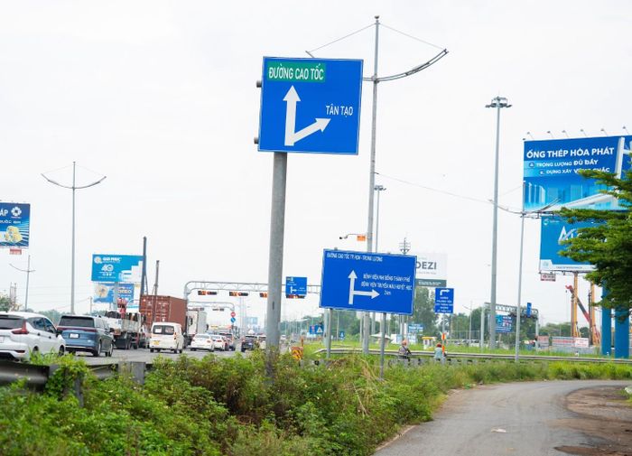 Khu vực nút giao chợ Đệm, chằng chịt biển báo, bano quảng cáo chưa được di dời.