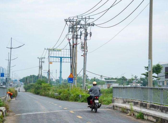 Nhiều trụ điện trung thế chưa được di dời, nhà thầu không thể thi công vì mất an toàn lao động.