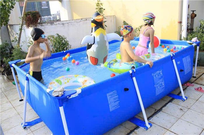 Bể bơi phao dù nhỏ hay lớn đều phải có người lớn sát sao trông coi.