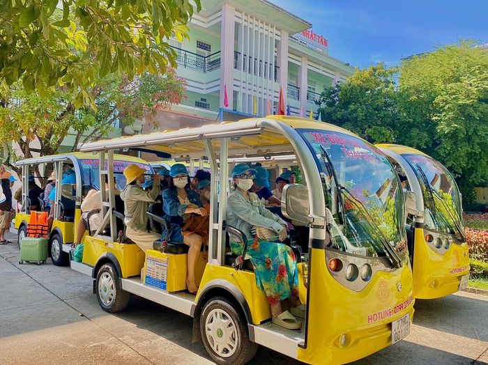 Xe điện bốn bánh phục vụ du lịch giúp đáp ứng nhu cầu tham quan, đi lại của du khách ở khu vực phía Đông tỉnh Gia Lai.