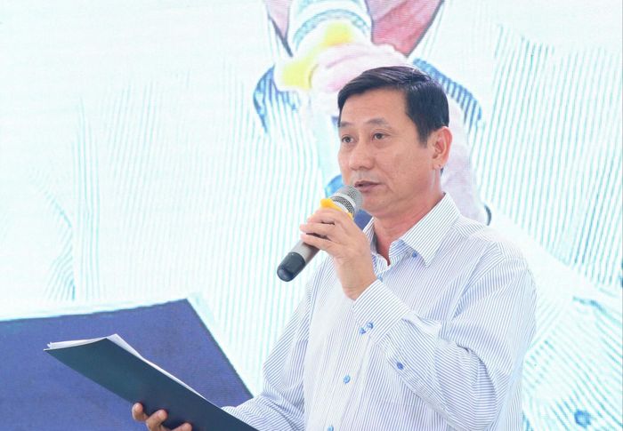 Ông Lê Đình Minh, Phó giám đốc Sở Xây dựng Đắk Lắk ghi nhận và đánh giá cao tinh thần tiên phong của Công ty TNHH Xây dựng và Vận tải Ngọc Linh đưa phương tiện vận tải xanh, ứng dụng công nghệ hiện đại vào hoạt động vận tải hành khách công cộng. Ảnh: N.H.