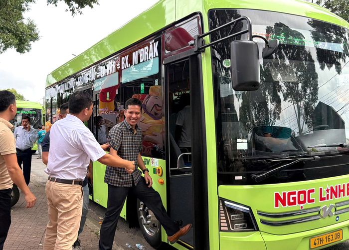 Tuyến xe buýt điện số 31 có chiều dài 100km, điểm đầu tại Km92 quốc lộ 26 (xã M’Drắk), điểm cuối tại Bến xe phía Nam Buôn Ma Thuột. hoạt động hằng ngày từ 5h10 - 18h, với 30 chuyến/ngày, thời gian giãn cách tối đa 60 phút. Ảnh: N.H.