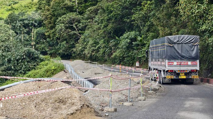 QL24 xuất hiện nhiều vị trí hư hỏng do mưa lớn, sạt lở, đang được Quảng Ngãi đầu tư, nâng cấp. (Ảnh: Lê Danh).