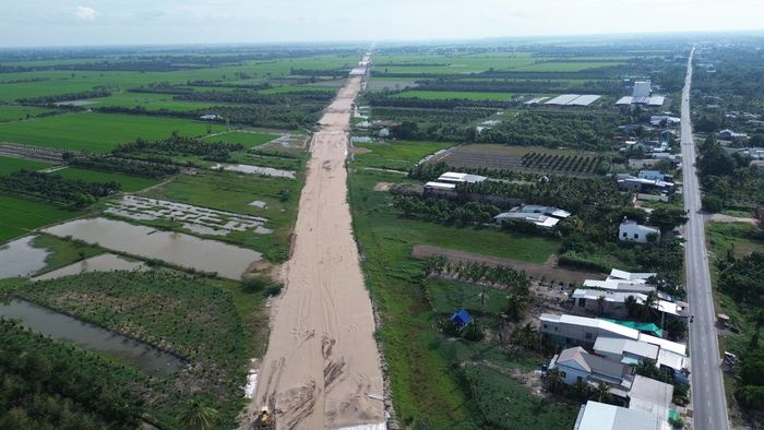 Ông Trần Bình An, Giám đốc Ban điều hành dự án cao tốc Mỹ An - Cao Lãnh cho biết: "Theo kế hoạch thi công, tổng nhu cầu đá xây dựng các loại còn thiếu của dự án khoảng 881.000m³. Vừa qua, Bộ Xây dựng đã có văn bản đề nghị UBND tỉnh An Giang xem xét tháo gỡ vướng mắc về nguồn vật liệu đá phục vụ thi công để đẩy nhanh tiến độ giải ngân dự án cao tốc".