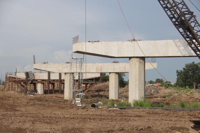Kỹ sư Nguyễn Văn Thanh, Chỉ huy trưởng thi công (thuộc Tập đoàn Thành Huy) cho biết: Đến nay tiến độ cầu Trà Bông đạt 60%, vượt tiến độ so với kế hoạch. "Trên công trường nhà thầu đang gấp rút triển khai đúc dầm, dự kiến ngày 15/7 sẽ lao lắp dầm cầu vượt băng ngang tuyến quốc lộ N2", anh Thanh thông tin.
