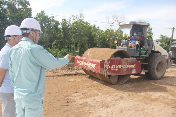 Theo Ban điều hành cao tốc Mỹ An - Cao Lãnh, đến cuối tháng 6, tiến độ dự án đạt gần 20%, mặt bằng tuyến chính đã được bàn giao 99,94% (hiện còn 1 hộ tại nút giao đường 846 chưa thống nhất bàn giao), vướng đường điện 250kV tại nút giao An Bình, dự kiến sẽ hoàn thành di dời xong trong tháng 7 này.