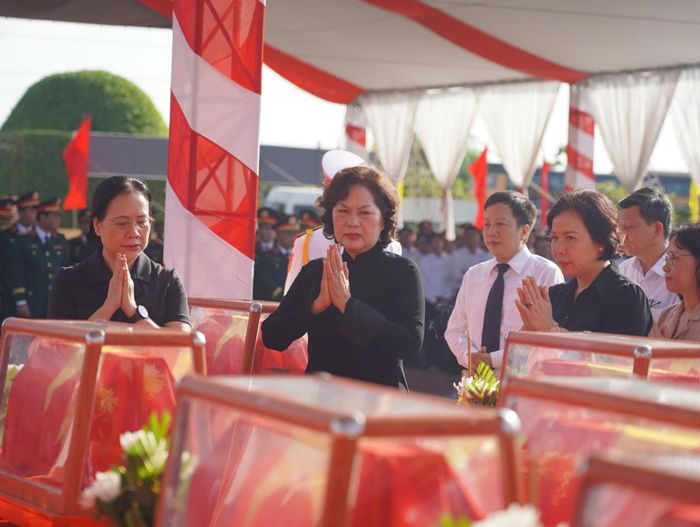 Bà Nguyễn Thị Hồng, Phó Chủ tịch Quốc hội tại lễ truy điệu.