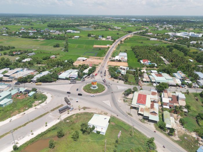 Khi đưa vào sử dụng, tuyến đường được kỳ vọng trở thành trục giao thông huyết mạch mới, góp phần giảm tải cho quốc lộ 22, rút ngắn thời gian vận chuyển hàng hóa giữa TP.HCM, Đồng Nai, Tây Ninh với khu vực miền Tây Nam Bộ, đồng thời mở ra dư địa phát triển kinh tế, đô thị cho nhiều địa phương dọc tuyến. Trong ảnh là điểm cuối của đường Hồ Chí Minh giao với quốc lộ N2 (xã Hậu Nghĩa, tỉnh Tây Ninh).
