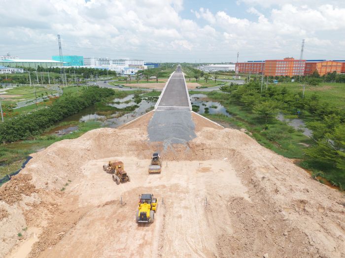 Ông Hoàng Văn Lâm, Phó trưởng phòng dự án 1, Ban Quản lý dự án đường Hồ Chí Minh (chủ đầu tư) cho biết, dự án hiện còn khoảng hơn 6km cuối cùng chưa được thảm bê tông nhựa. Trong đó, phần nền đường còn khoảng 0,4km chưa hoàn thành.