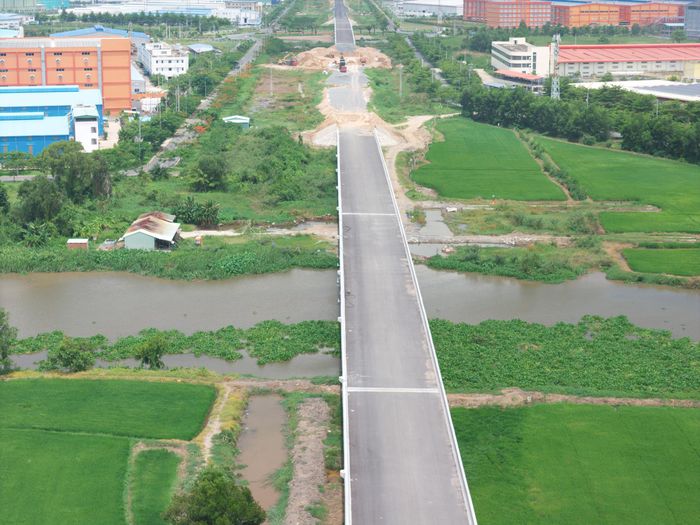 Theo ông Lâm, những khó khăn chính trong giai đoạn hiện nay gồm: Chi phí thi công vẫn ở mức cao do giá nhân công, nhựa đường và nhiều loại vật liệu xây dựng chưa giảm tương ứng với xu hướng giảm của giá xăng dầu. Tại khu vực đầu cầu An Hòa, khoảng 90m nền đường xảy ra tình trạng sụt lún bất thường và đang được tiếp tục xử lý. Tuy nhiên, thời tiết trong khu vực hiện đang bước vào mùa mưa, gây ảnh hưởng lớn đến tiến độ thi công nền đường của các nhà thầu.