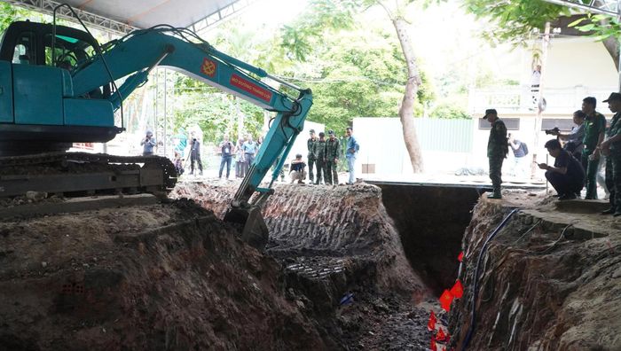 Lực lượng chức năng mở rộng phạm vi tìm kiếm hài cốt liệt sĩ tại Công viên Lê Thị Riêng.