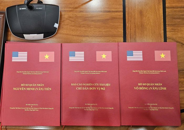 Hồ sơ, tài liệu và kỷ vật chiến tranh do nhóm chuyên gia Đại học Texas trao tặng.