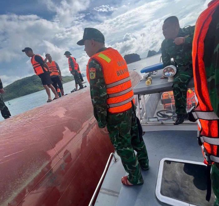UBND đặc khu Vân Đồn huy động Ban Chỉ huy Quân sự đặc khu, Công an đặc khu, Đồn Biên phòng Hạ Long cùng các lực lượng liên quan tiếp cận hiện trường, triển khai phương án tìm kiếm cứu nạn, cứu hộ.