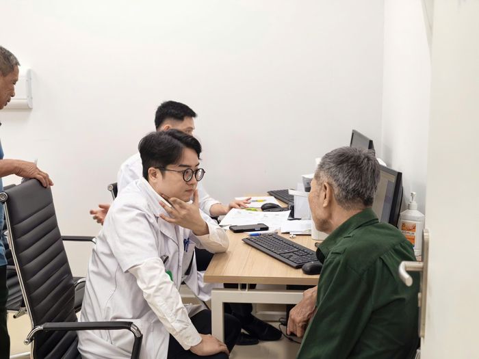 Các bác sĩ thăm khám cho những bệnh nhân đầu tiên.