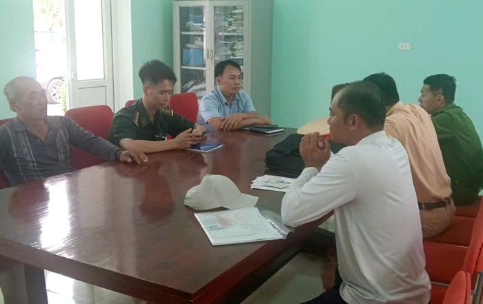 Lực lượng chức năng lập biên bản vi phạm đối với chủ mô tô nước kéo theo phao đi vào khu vực du khách tắm hồi cuối tháng 6/2026.