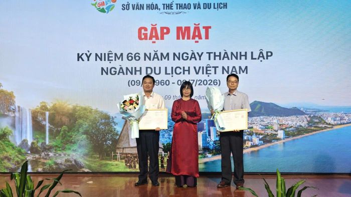 Phó chủ tịch UBND tỉnh Nguyễn Thị Thanh Lịch trao quyết định công nhận hai điểm du lịch mới gồm Vườn Quốc gia Kon Ka Kinh và Yuragi Chaya Quy Nhơn.