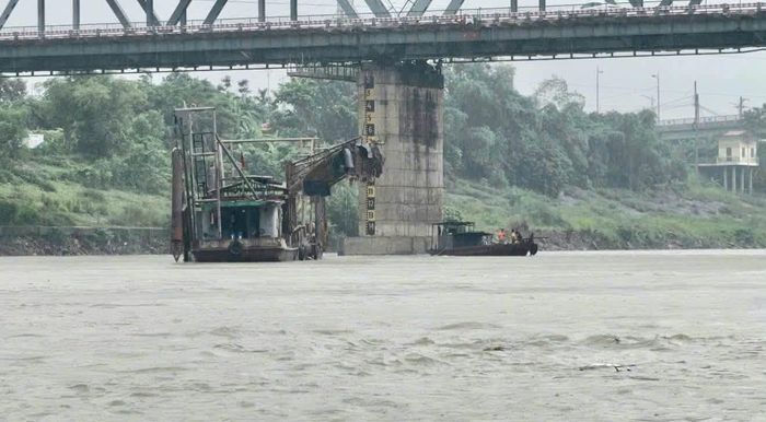 Đội Cảnh sát đường thủy số 1 khẩn trương huy động cán bộ, chiến sĩ cùng phương tiện cứu hộ, đến 13h05', tàu được đưa ra khỏi vị trí mắc kẹt và lai dắt vào khu vực neo đậu an toàn.