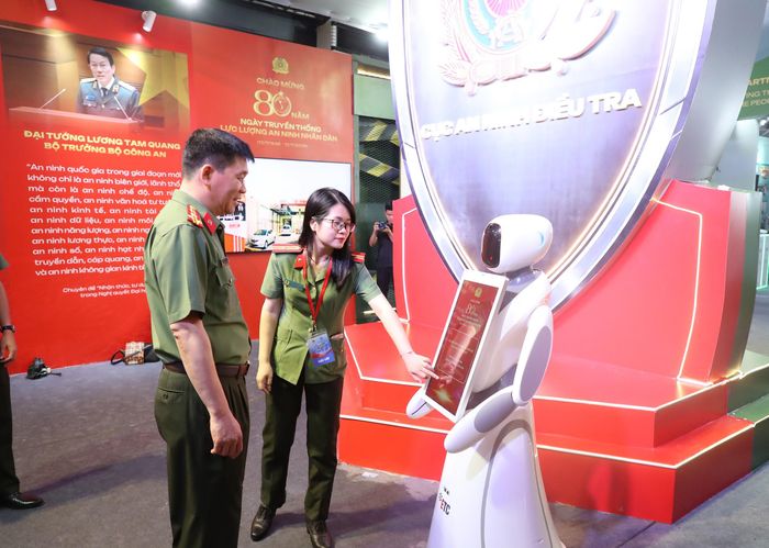 Điểm nhấn riêng mang đậm dấu ấn Thủ đô là không gian trưng bày của Công an Hà Nội, giới thiệu hình ảnh, tư liệu, hiện vật về chặng đường xây dựng, chiến đấu và trưởng thành của lực lượng an ninh Công an TP.