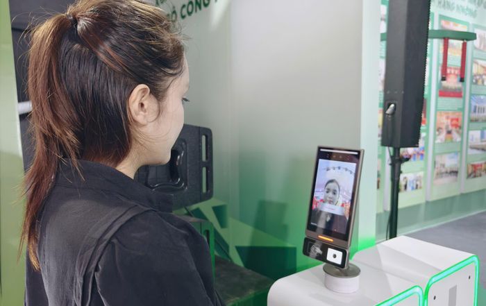 Một nữ sinh viên trải nghiệm hệ thống xác thực xuất nhập cảnh chia sẻ: "Triển lãm lần này đã đưa lực lượng an ninh nhân dân đến gần hơn với người dân, để thế hệ trẻ hiểu hơn về những công việc đặc biệt, sẻ chia và trân trọng hơn với những hy sinh lặng thầm của lực lượng an ninh nhân dân và giá trị hai chữ “bình yên” cho Tổ quốc".
