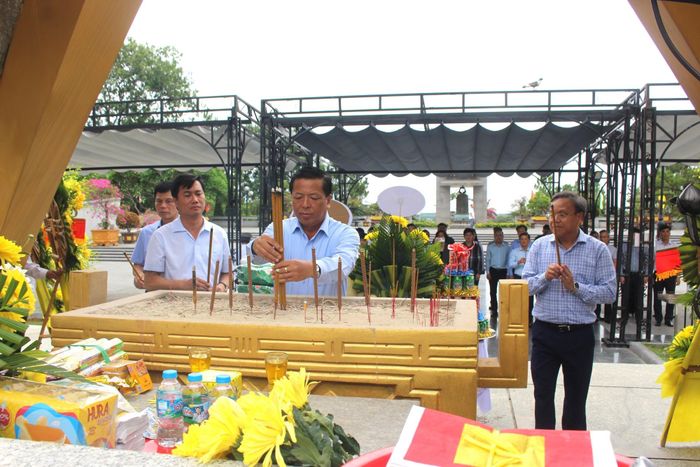 Bộ trưởng Trần Hồng Minh và đoàn công tác dâng hương tại Nghĩa trang Liệt sĩ Quốc gia Đường 9.