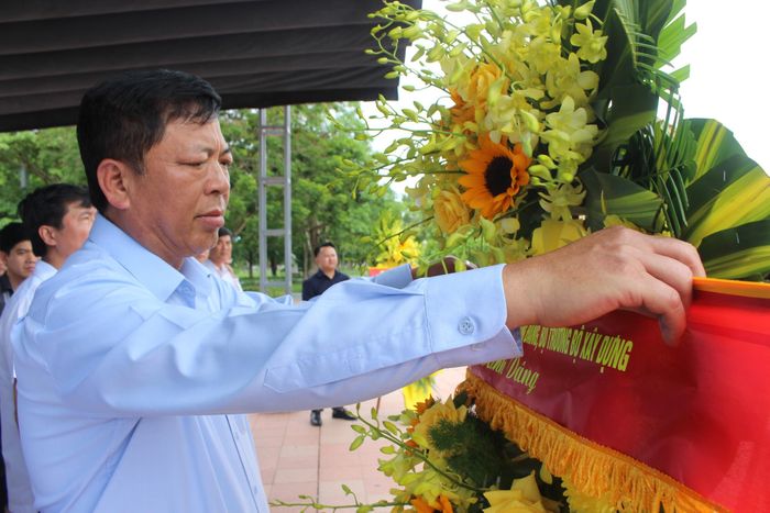 Bộ trưởng Trần Hồng Minh viếng các anh hùng liệt sĩ.