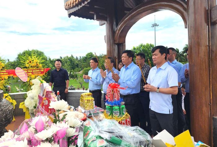 Bộ trưởng Trần Hồng Minh cùng đoàn công tác đặt vòng hoa, dâng hương tưởng niệm các anh hùng liệt sĩ Khu di tích Quốc gia đặc biệt Thành cổ Quảng Trị.