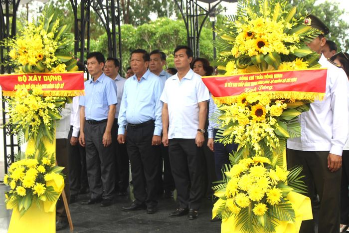 Bộ trưởng Trần Hồng Minh cùng các Thứ trưởng Nguyễn Tường Văn, Thứ trưởng Lê Anh Tuấn cùng đoàn đặt vòng hoa, dâng hương tưởng niệm tại Nghĩa trang Liệt sĩ Quốc gia Đường 9.