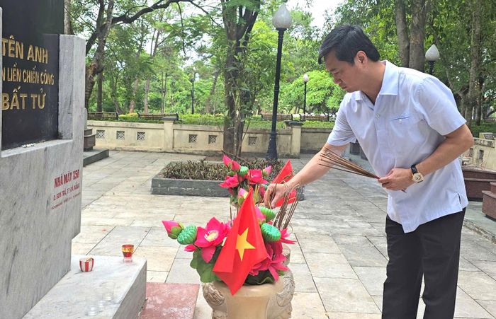 Thứ trưởng Nguyễn Tường Văn thắp hương tại các phần mộ liệt sĩ.