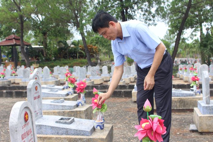 Thứ trưởng Lê Anh Tuấn thắp hương tại các phần mộ liệt sĩ.
