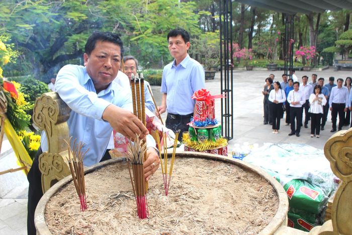 Bộ trưởng cùng đoàn công tác dâng hương tại Nghĩa trang Trường Sơn.